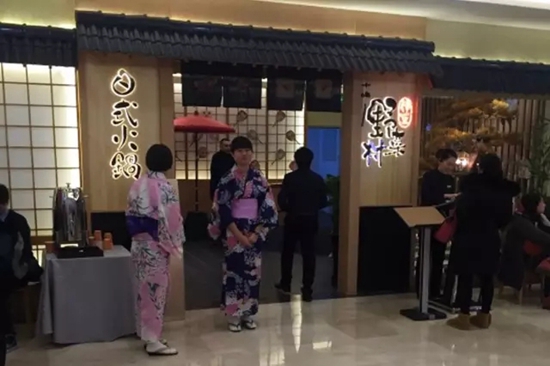 火鍋店關(guān)門潮之際，這家店憑啥開業(yè)就排隊？