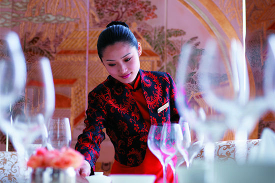 去一家餐廳用餐，你遇到過哪些尷尬的服務？|餐飲界