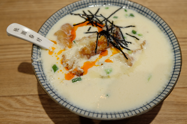 一碗豆?jié){12元，兩只包子26元…在餐飲寒冬，它靠什么讓顧客絡(luò)繹不絕|餐飲界