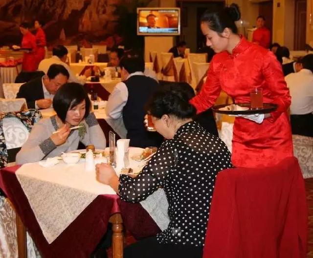 餐廳生意不好，老板竟然吃客人的剩菜……（看完沉默了?。?></a>
          <div> <a href=