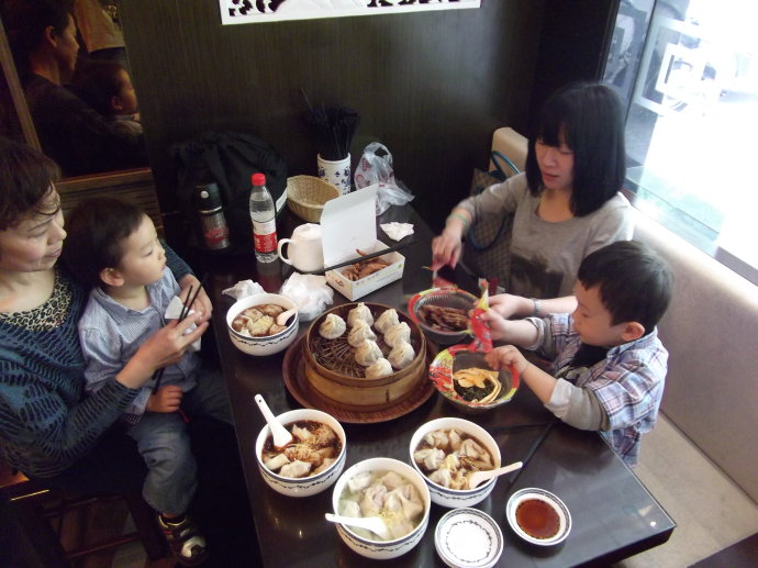 餛飩店20年都辦不下證，總理推動“放管服”有望結束這種荒誕