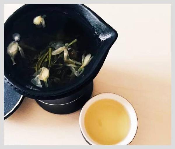 無印良品開了一家咖啡館，但主角是一款“性冷淡”的茶？|餐飲界