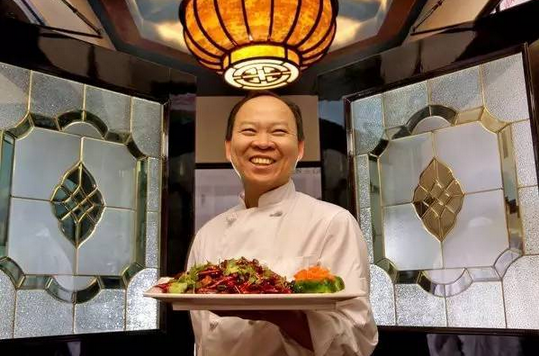 不懂英語！湖北農(nóng)村娃逆襲成美十家餐廳老板，被美國人封為功夫廚神！