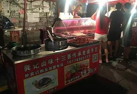 一天2000元銷(xiāo)售額，小龍蝦小推車(chē)模式有前景嗎？（上）