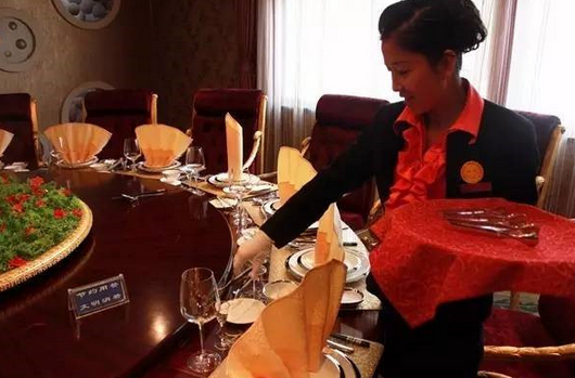 餐廳的老員工不服管，應(yīng)該怎么辦？|餐飲界