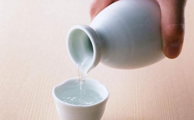 食客點(diǎn)了酒水后2人死亡，火鍋店老板被捕