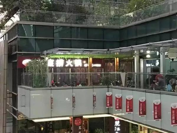 服務(wù)員底薪12800 海底撈玩這么大會死嗎？