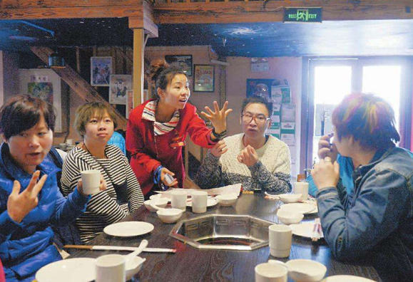 麗江一餐廳21名員工14名是聾啞人，點(diǎn)菜用iPad打手語(yǔ)