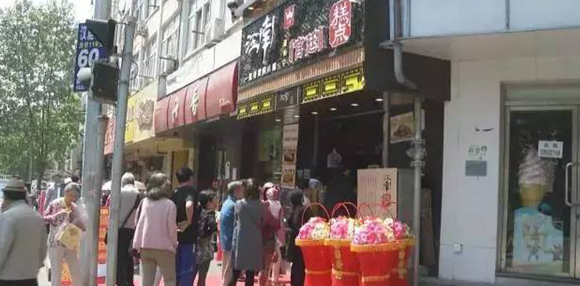倆老太造謠新開店的蛋糕肉松是棉花做的，被拘留5天