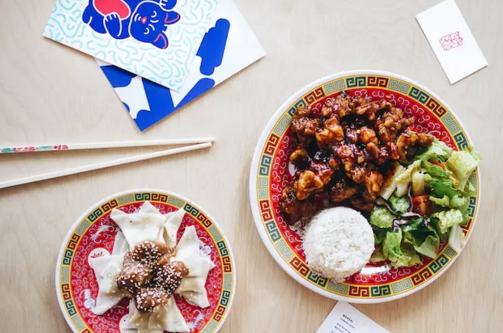 加拿大這間亞洲簡(jiǎn)餐店，設(shè)計(jì)靈感來(lái)自招財(cái)貓
