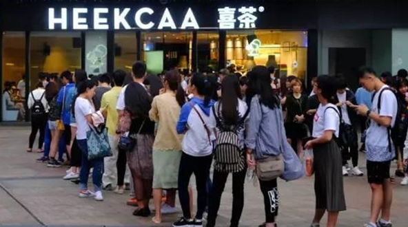 中產(chǎn)階層的污名化：為什么買喜茶、喝星巴克會被嘲笑？