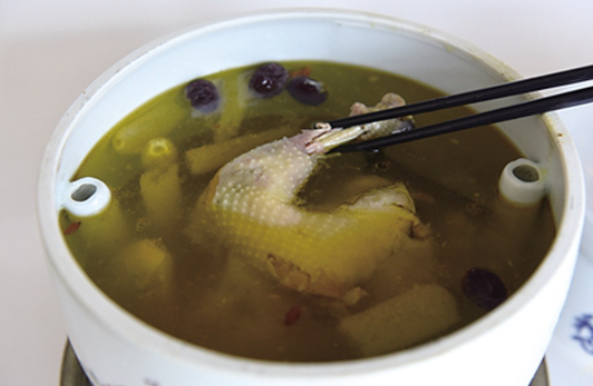 從放棄“鐵飯碗”到創(chuàng)辦餐飲企業(yè) 這道百年“雞湯”能否溫潤你的心靈？