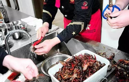 全國唯一小龍蝦專業(yè)開招了！今年首批僅收86人|餐飲界