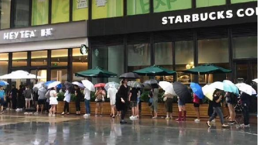 帝都開業(yè)首日排隊排到星巴克門口！喜茶離成為“巨頭”還有多遠？