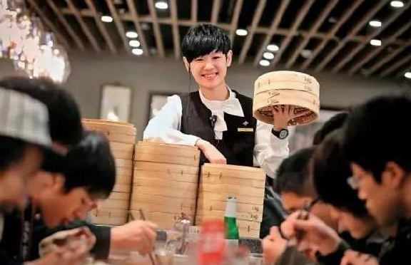 鼎泰豐員工忠誠度高、服務(wù)水平強(qiáng)的秘密原因是？