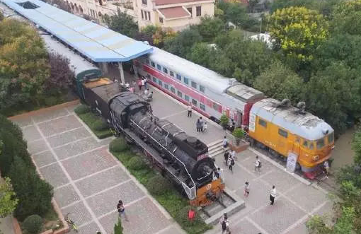 在火車上開美食街，一列車廂一個(gè)門店，租客瘋搶，人氣爆棚