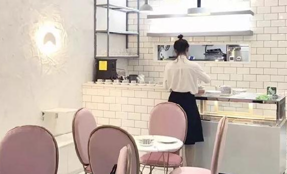 餐廳前臺菜單設(shè)計得好，顧客抬頭就會點單