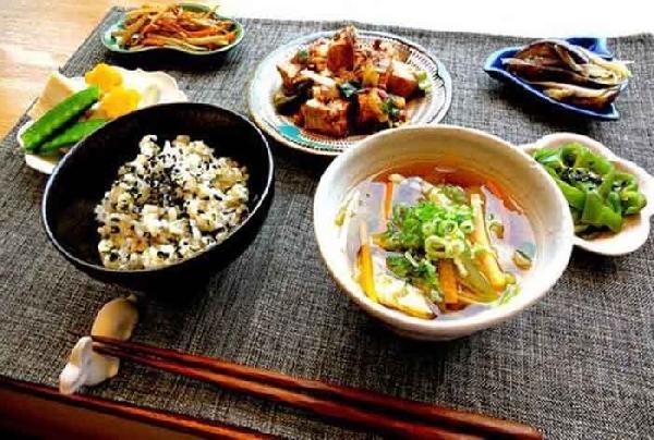 大肆擴(kuò)張的日料比艱難前行的中餐，到底好在哪？|餐飲界