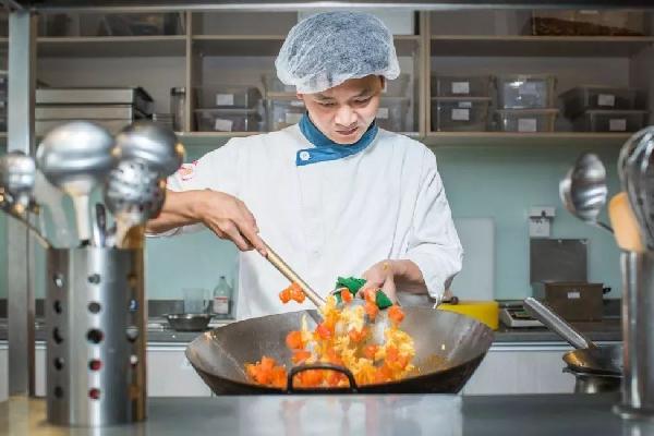 純外賣品牌夾縫中求生存，“堂食+外賣”兩條腿走路才是正道|餐飲界