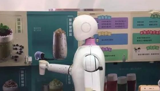 機器人“入侵”奶茶店，搞噱頭還是真有料？ 來源：咖門    作者：李沐      2017-10-27 08:37      973