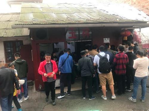 這家開了35年的老長(zhǎng)沙米粉店，6塊錢一碗，6點(diǎn)就開始排隊(duì)了|餐飲界