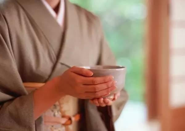 這家餐企用了4個“找死”的經(jīng)營方法，卻成為行業(yè)老大|餐飲界