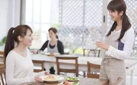 打動顧客的8條攻心計，優(yōu)秀的餐廳服務(wù)員都在用！