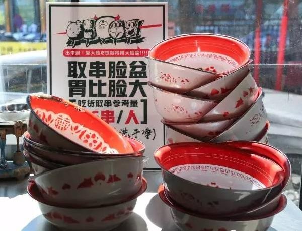 “流氓”餐廳靠6毛錢串串，日流水近4萬
