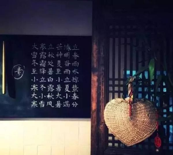這家不足10平米的小店，只有一張桌子，無肉無酒，卻治愈了無數(shù)的過客