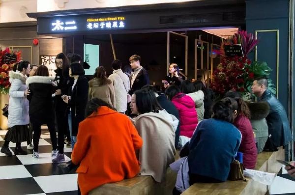 4人以上不接待，卻排隊(duì)800桌，這家“奇葩”店的邏輯是？