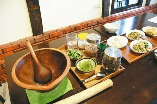自學成才的成都老大叔，賣又貴又囂張的一碗面為啥還是生意比你好？
