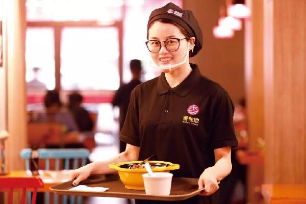 沒有廚師，無人點(diǎn)餐！他4年開出300多家店，日銷高達(dá)10萬碗！