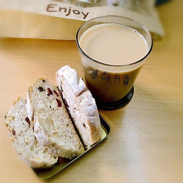 茶顏書香“茶飲+歐包”的輕餐飲模式，備受消費(fèi)者歡迎