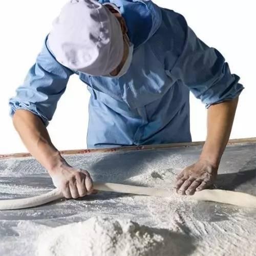 發(fā)獎(jiǎng)金，給廚師配保姆留住員工？但論留人還是海底撈牛