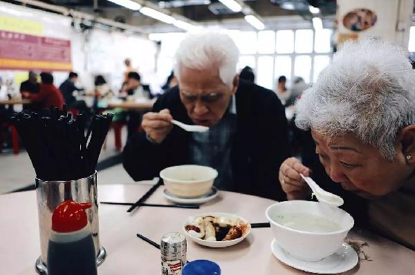 老順德人開的粥店，不僅在香港站穩(wěn)腳跟，還得到了周潤發(fā)的喜歡