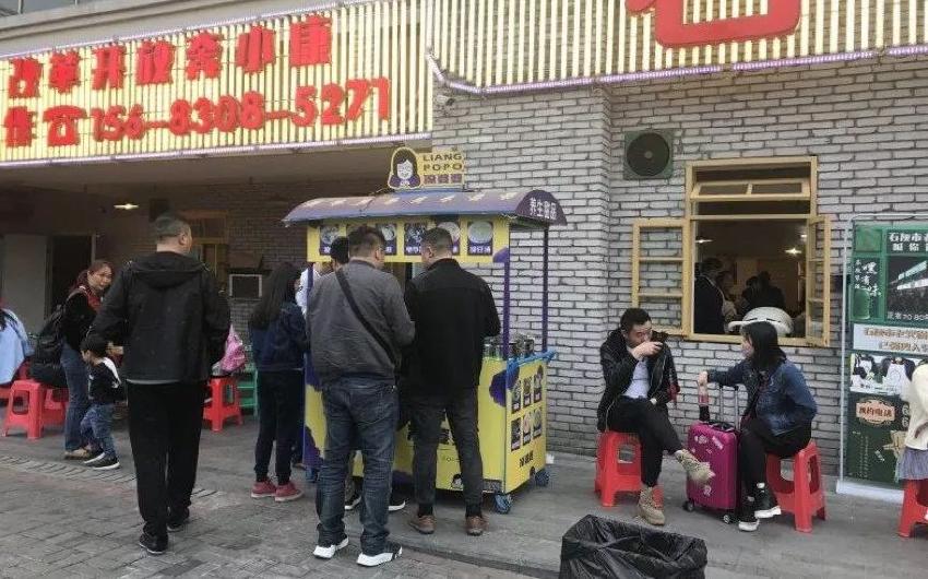 門口擺個小攤，竟是餐廳增加營收的利器？