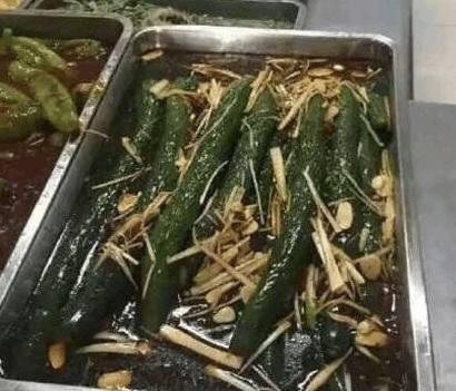 食堂大媽又出新菜啦！綠雞腿炒火龍果靠邊站，這才是黑暗料理！