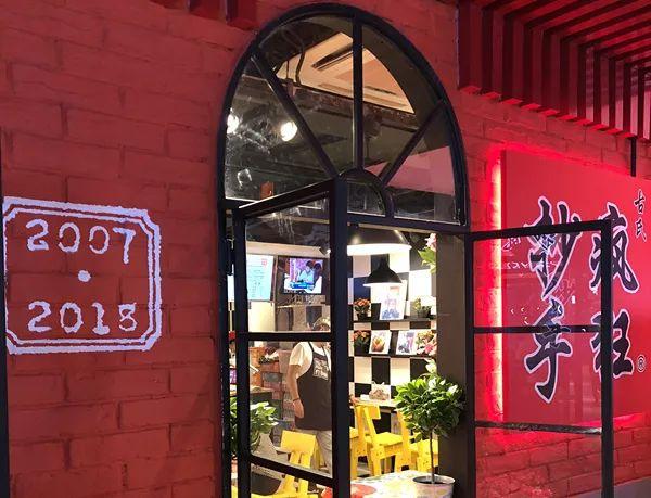 不到20種產(chǎn)品，8個餐位，日銷過萬。TA是最早的“網(wǎng)紅”！