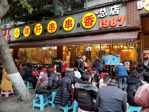  成都鋼管廠五區(qū)小郡肝串串香傳承匠心品質(zhì)，火爆實(shí)至名歸|餐飲界