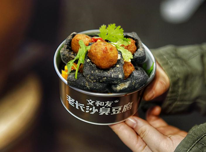 風(fēng)口下的美食進化，星期零與文和友老長沙臭豆腐“牽手”做植物肉臭豆腐|餐飲界