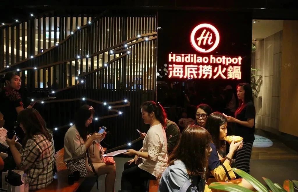 餐飲大事件202期｜  海底撈半年凈虧10億，股價卻瘋漲；肯德基暫停使用吮指廣告語；百勝中國或?qū)?月在港上市|餐飲界