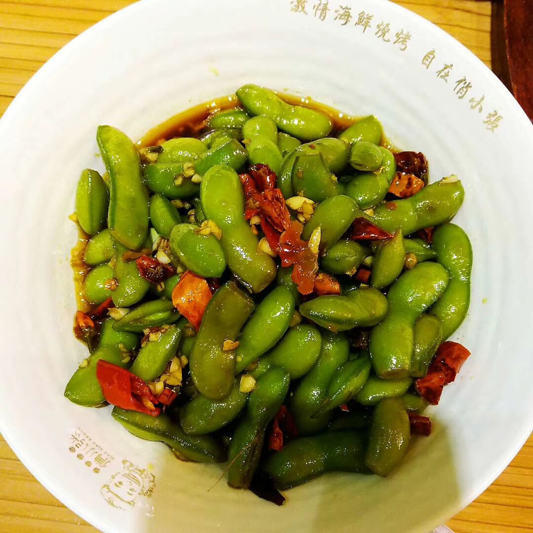 野生本色在森林里種小木耳，發(fā)展大產(chǎn)業(yè)