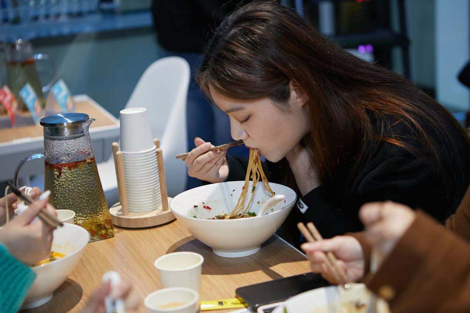 創(chuàng)新“智能面館”新賽道 ，數(shù)字化賦能掘金千億級(jí)面類市場(chǎng)|餐飲界