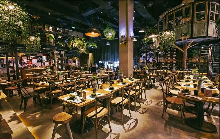 星巴克、火鍋店搶著入局的小酒館，到底好在哪里？