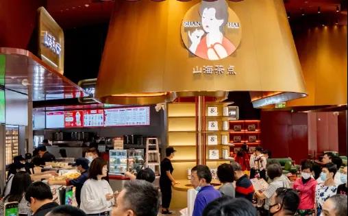 茶飲x漢服、火鍋x啤酒、咖啡x電競，跨界聯(lián)名店又有啥新玩法？
