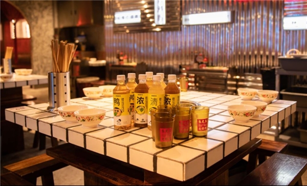 喜茶瓶裝跨界合作朱光玉火鍋，化身國慶成都熱門打卡地