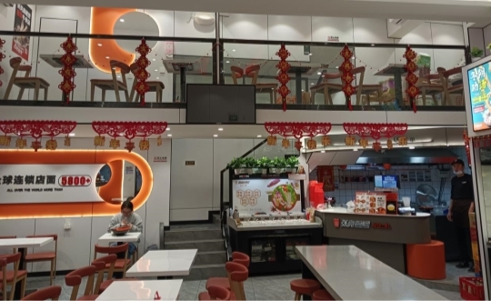 柳州加盟商施洪邦：一個(gè)不會(huì)煮麻辣燙的店主，如何實(shí)現(xiàn)首日破萬(wàn)？|餐飲界